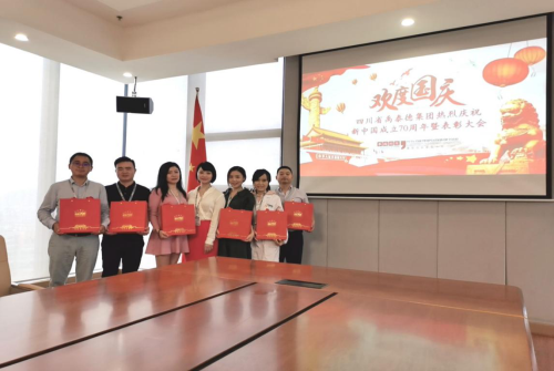  濃濃情深深意  獻(xiàn)禮祖國母親